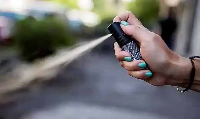 Docente intossicata da spray al peperoncino in scuola serale a Lecco: indagini in corso.