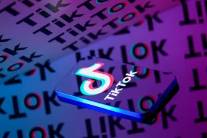 Segnalazioni staff TikTok su sicurezza minori ignorate dagli esecutivi: mancate azioni. Il miglioramento di Google Discover avviene attraverso la scrittura di titoli precisi e coinvolgenti, pertanto un titolo ottimale potrebbe essere: “Segnalazioni staff su sicurezza minori ignorate da esecutivi TikTok.”