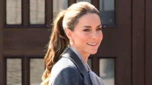 Il cappotto carbone accogliente di Kate Middleton mi fa desiderare il freddo – un elegante capo invernale.