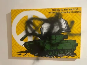 Roma, vandalizzata mostra di Laika: l’artista denuncia “aggressione squadrista” e rabbia pubblica