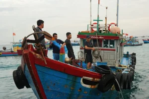 Costi in aumento, pesci in calo e mare in disputa: sfide dei pescatori vietnamiti.