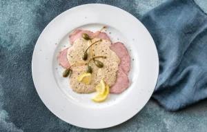I migliori antipasti: vitello tonnato, tramezzini e archetti interdentali a prezzi convenienti.