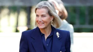Le calze al ginocchio color cappuccino di Duchess Sophie: alternativa perfetta ai classici stivali neri.