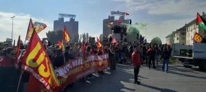 Sciopero generale, tensioni a Torino e tangenziale bloccata. A Genova i manifestanti entrano nel porto / Video
