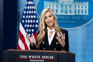 Trump licenzia dopo soli 5 giorni la portavoce della Casa Bianca Katie Zacharia